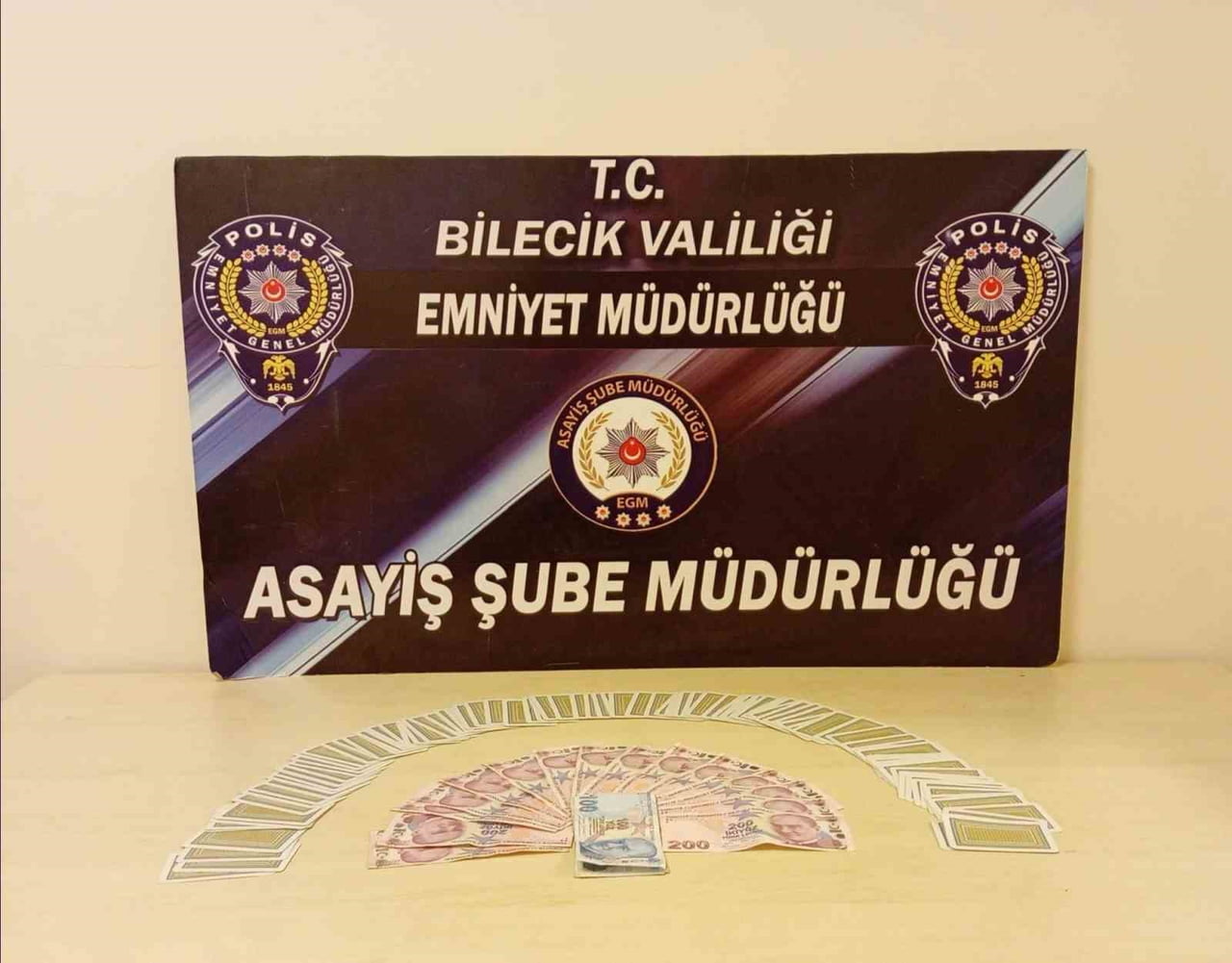 BİLECİK’TE KUMAR BASKINI: 7 KİŞİYE 95 BİN LİRA CEZA