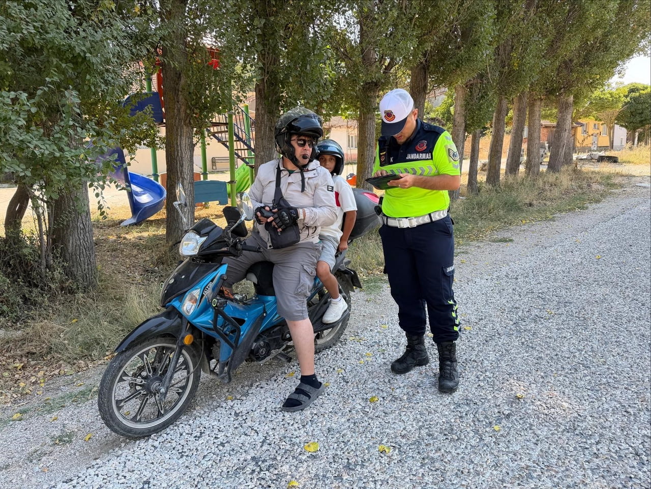 BİLECİK’TE MOTOSİKLET SÜRÜCÜLERİNE GÜVENLİ SÜRÜŞ EĞİTİMİ