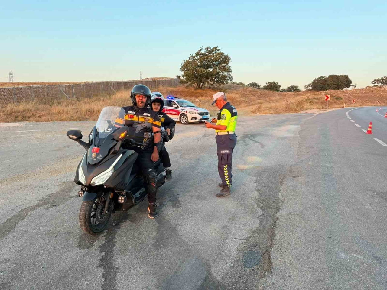 BİLECİK’TE MOTOSİKLET SÜRÜCÜLERİNE TRAFİK BİLGİLENDİRMESİ