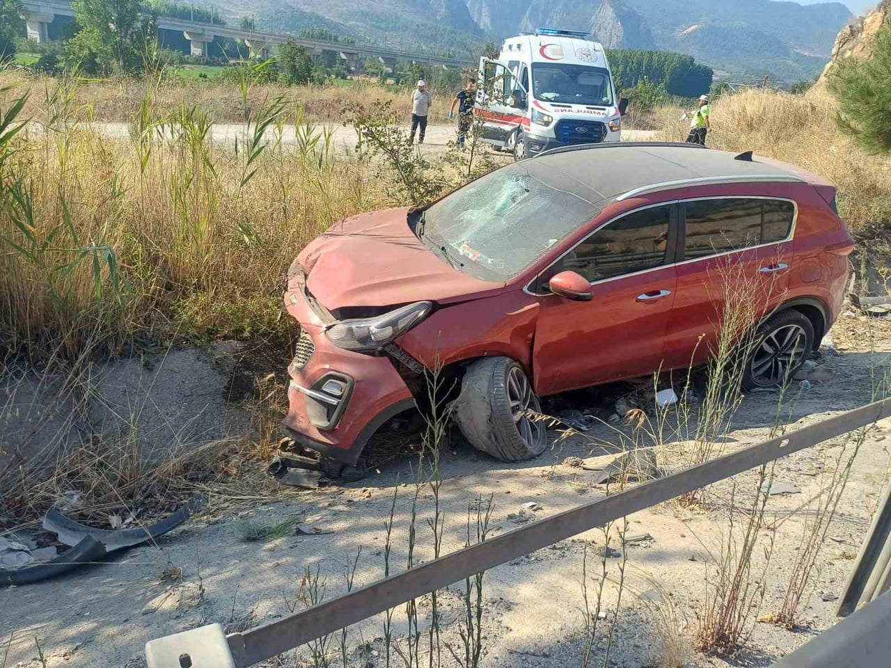 BİLECİK’TE OTOMOBİL BANKETE DÜŞTÜ: 4 YARALI