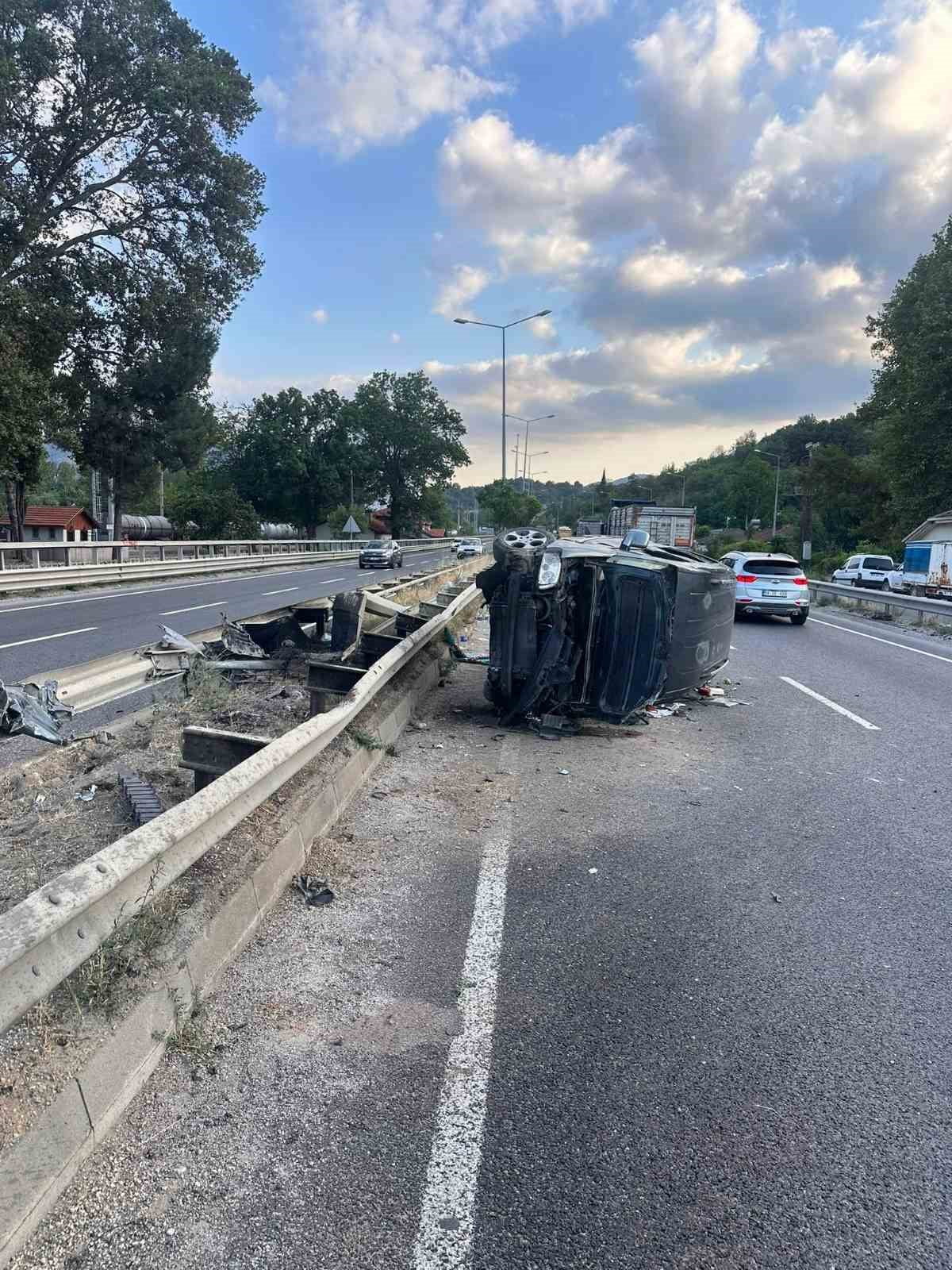 BİLECİK’TE OTOMOBİL BARİYERLERE ÇARPTI: 3 YARALI