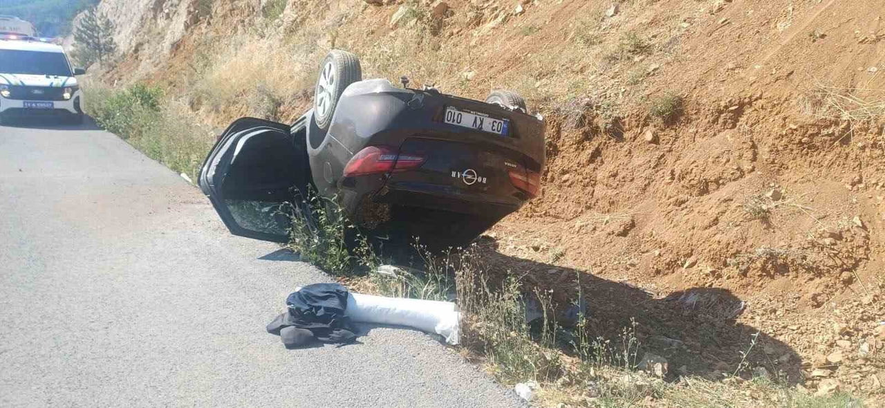 BİLECİK’TE OTOMOBİL TAKLA ATTI: 2 YARALI