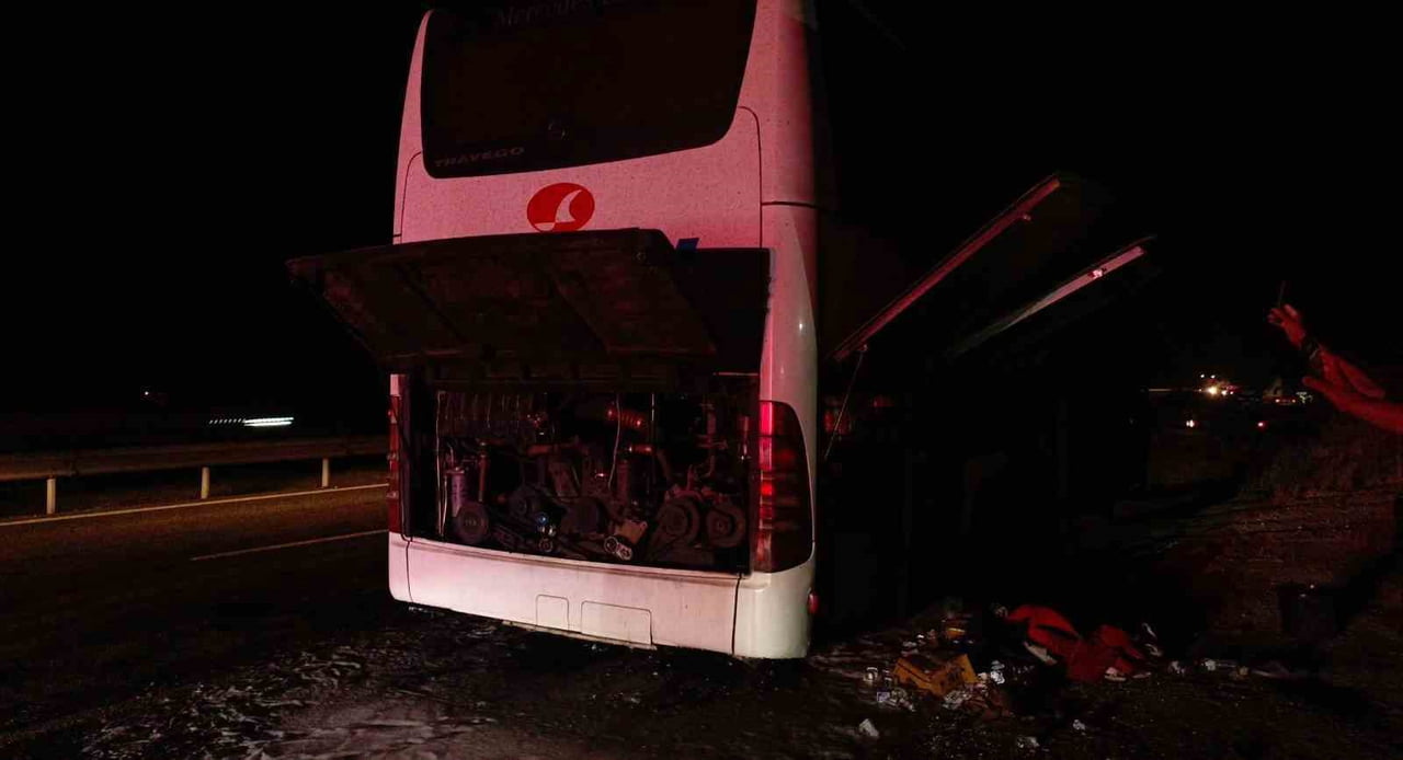 BİLECİK’TE SEYİR HALİNDEKİ YOLCU OTOBÜSÜ ALEVLERE TESLİM OLDU: 1 YARALI
