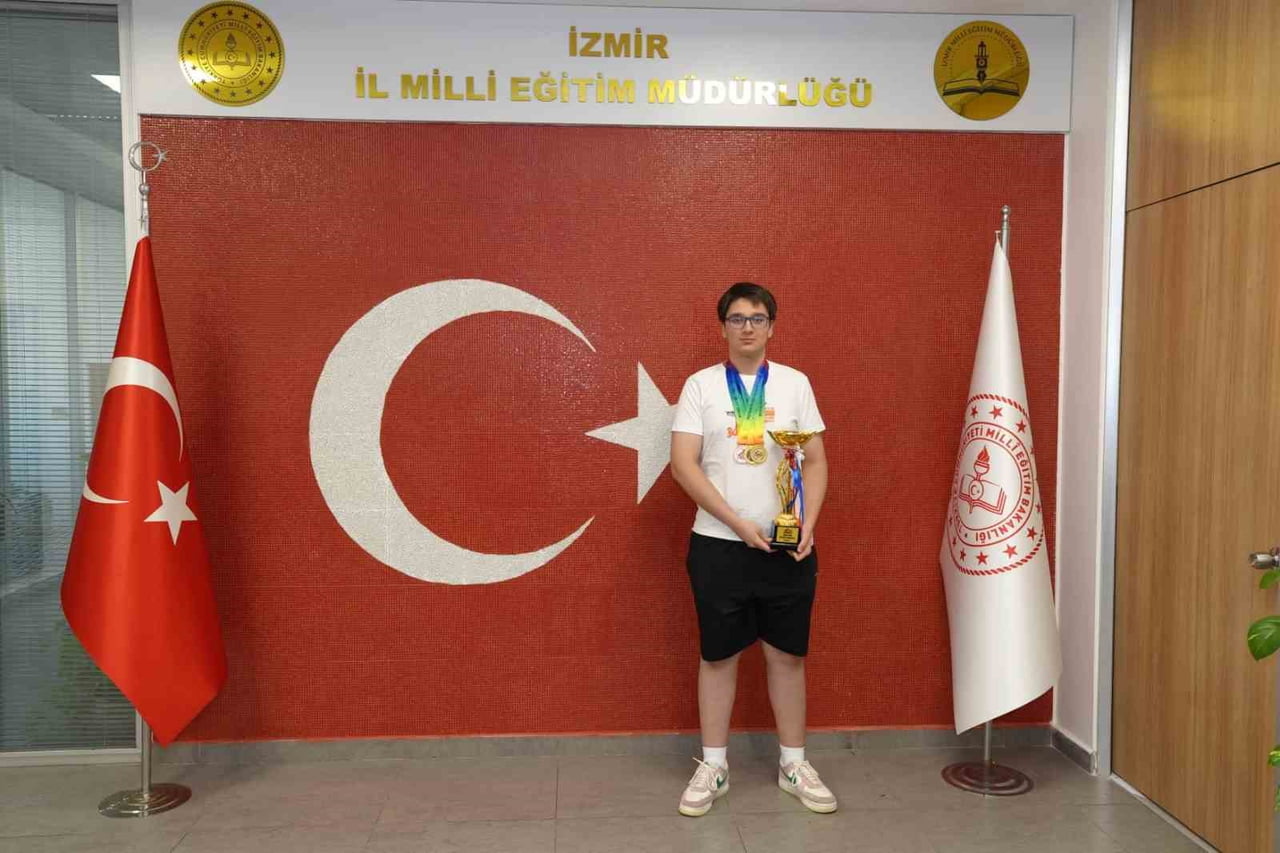 BİLFEN İZMİR FEN LİSESİ ÖĞRENCİSİ DENİZ ERSAN, SİNGAPUR’DA DÜZENLENEN ULUSLARARASI MATEMATİK...