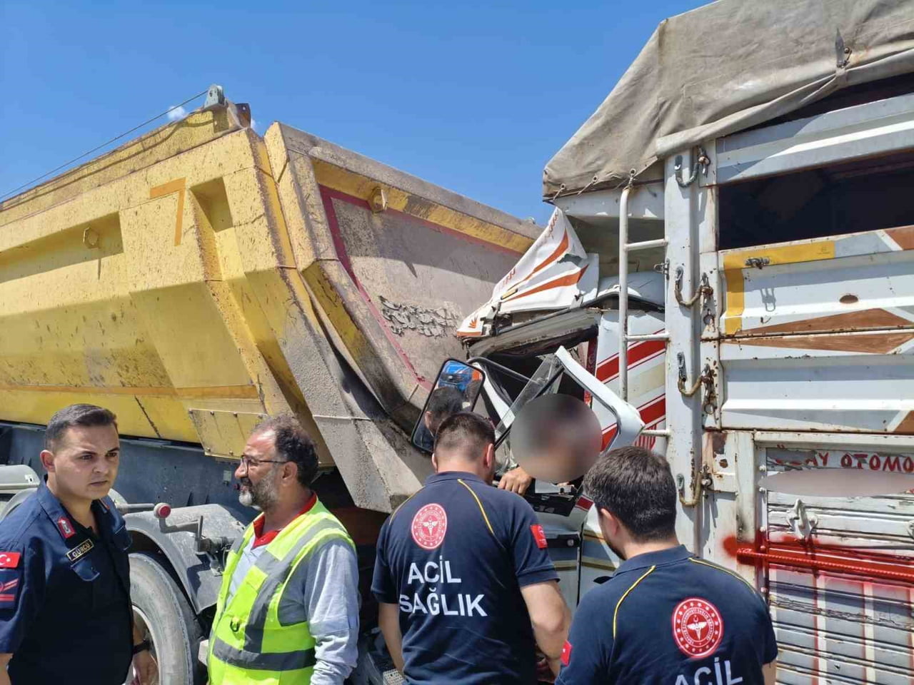 BİLİNCİ KAPALI OLDUĞU BELİRLENEN KAMYON SÜRÜCÜSÜ S.O., SAĞLIK EKİPLERİNCE YAPILAN İLK MÜDAHALENİN...
