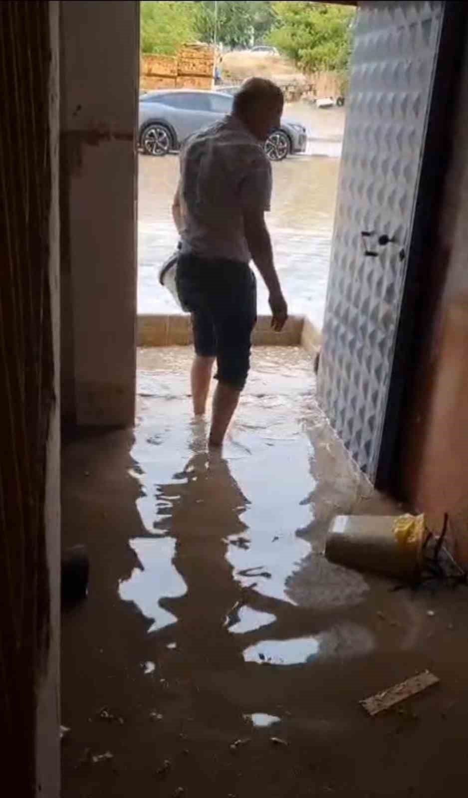 BİNA GİRİŞ KATINI SU KOVALARI İLE BOŞALTAN VATANDAŞ
