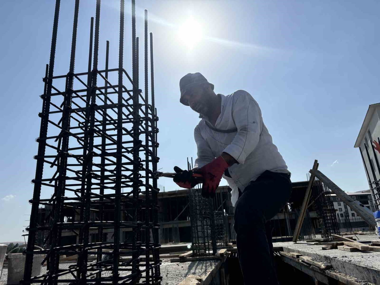 BİNGÖL'DE 40 DERECEYİ BULAN SICAKLIKLARDA İNŞAAT İŞÇİLERİ EKMEK PARASI İÇİN MÜCADELESİNİ...