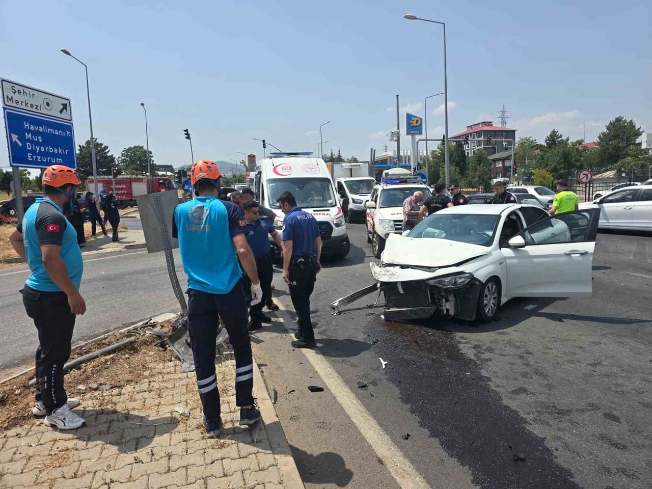 BİNGÖL'DE İKİ OTOMOBİLİN ÇARPIŞMASI SONUCU 3 KİŞİ YARALANDI.