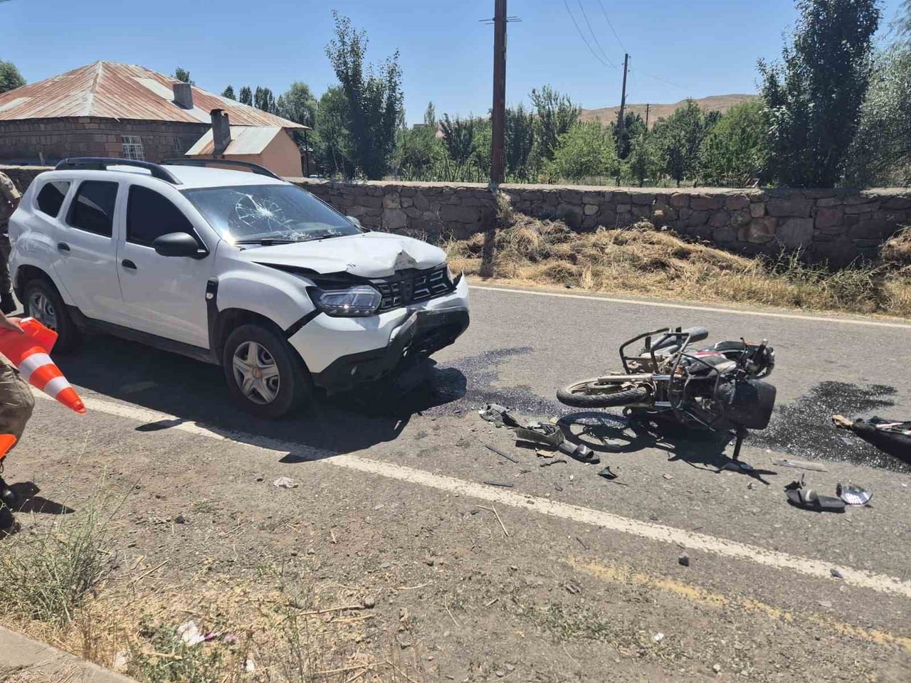 BİNGÖL'DE OTOMOBİL MOTOSİKLETE ÇARPTI: 3 YARALI