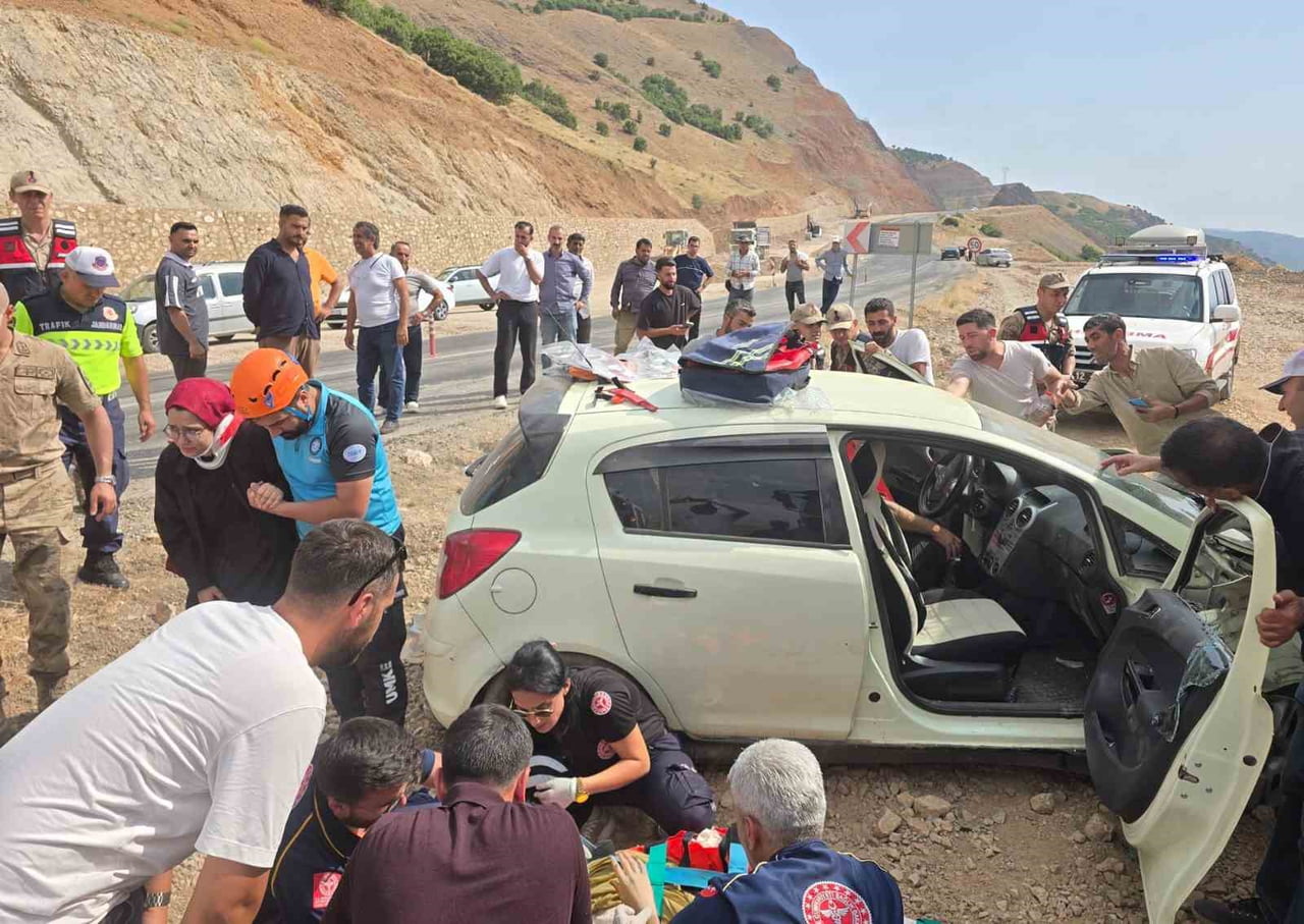 BİNGÖL'DE OTOMOBİLİN YOLDAN ÇIKMASI SONUCU MEYDANA GELEN TRAFİK KAZASINDA 3 KİŞİ YARALANDI.