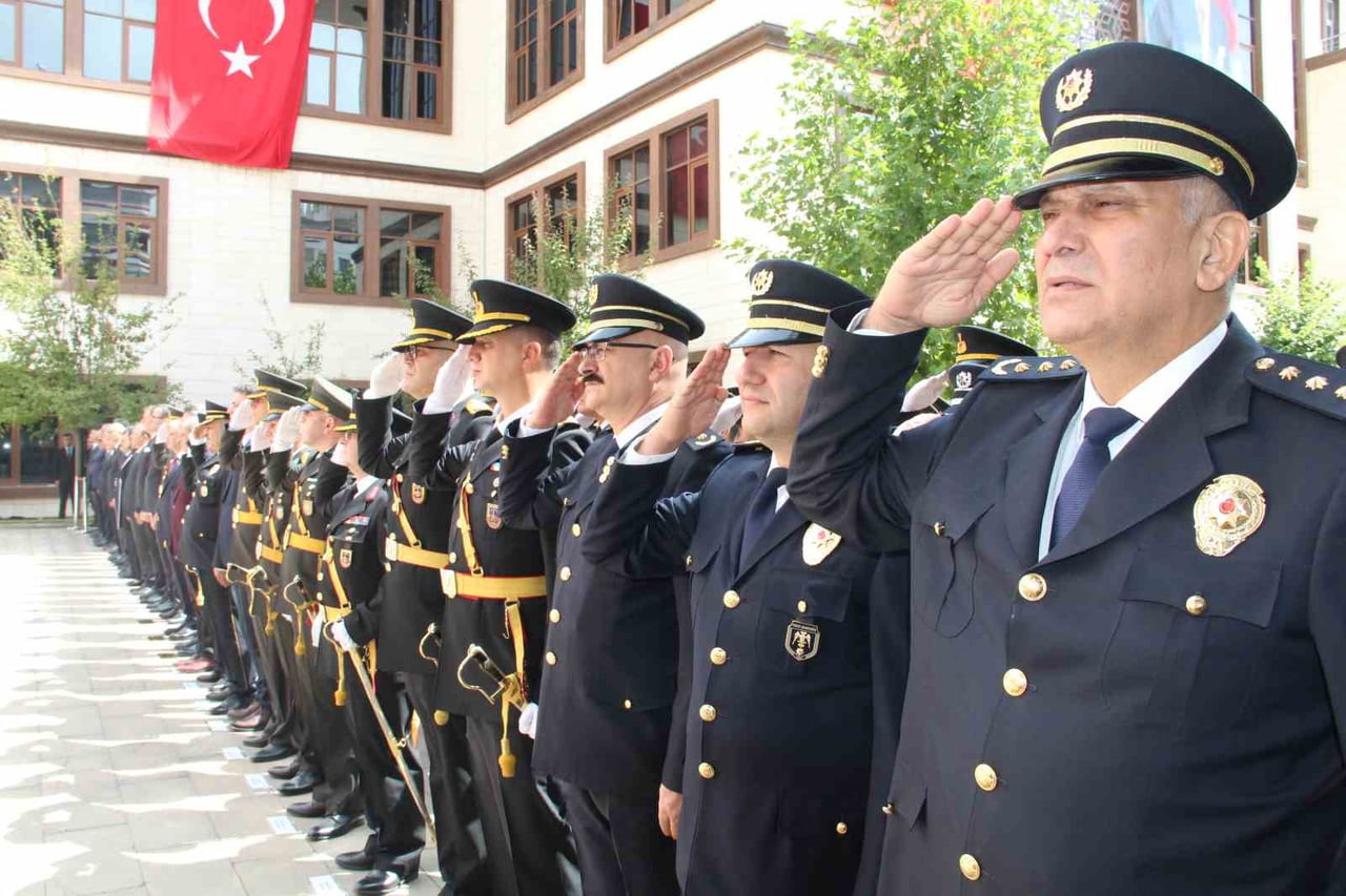 BİNGÖL’DE 30 AĞUSTOS ZAFER BAYRAMI İÇİN ÇELENK SUNULDU