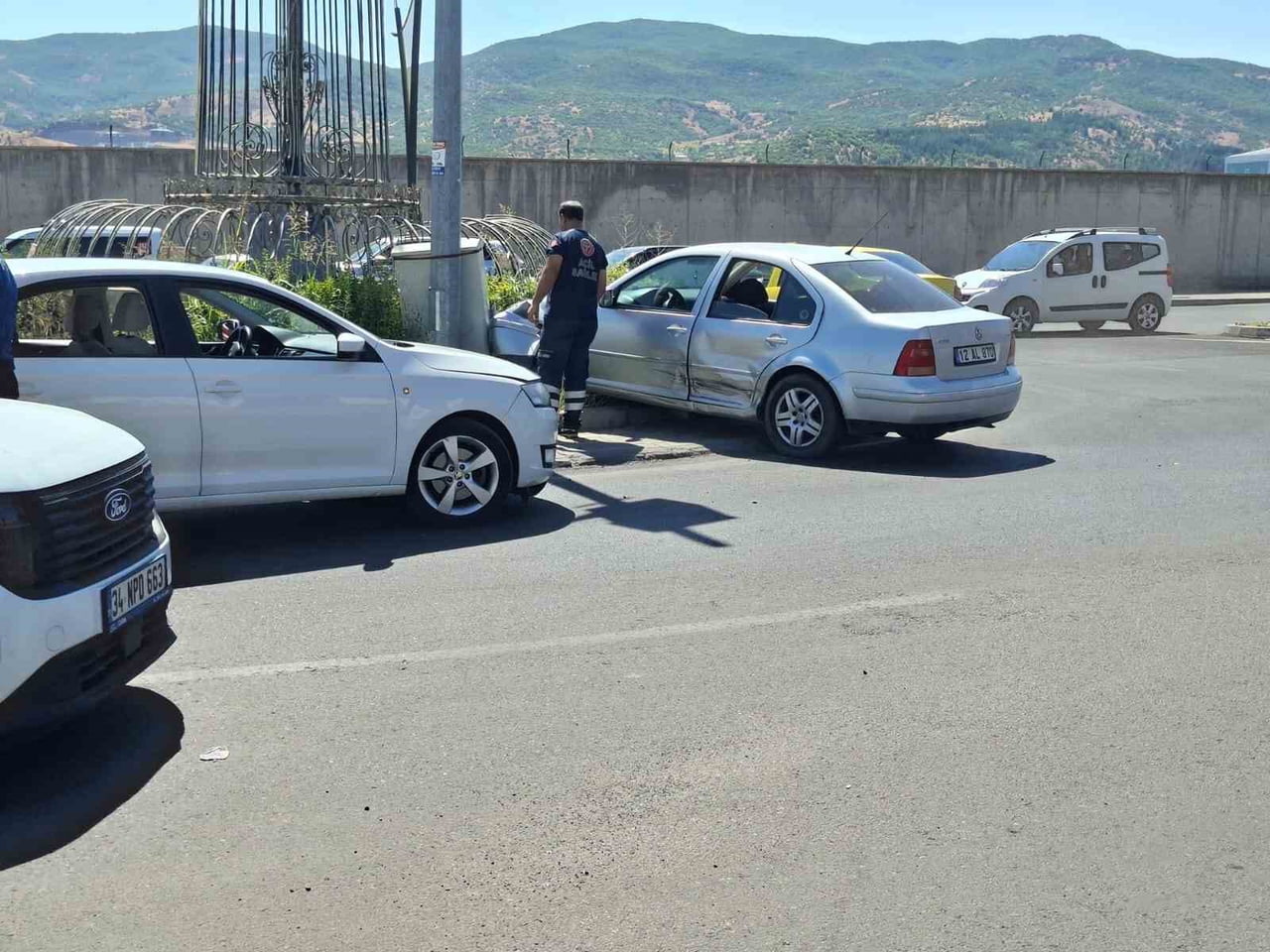 BİNGÖL’DE İKİ OTOMOBİL ÇARPIŞTI: 1 YARALI