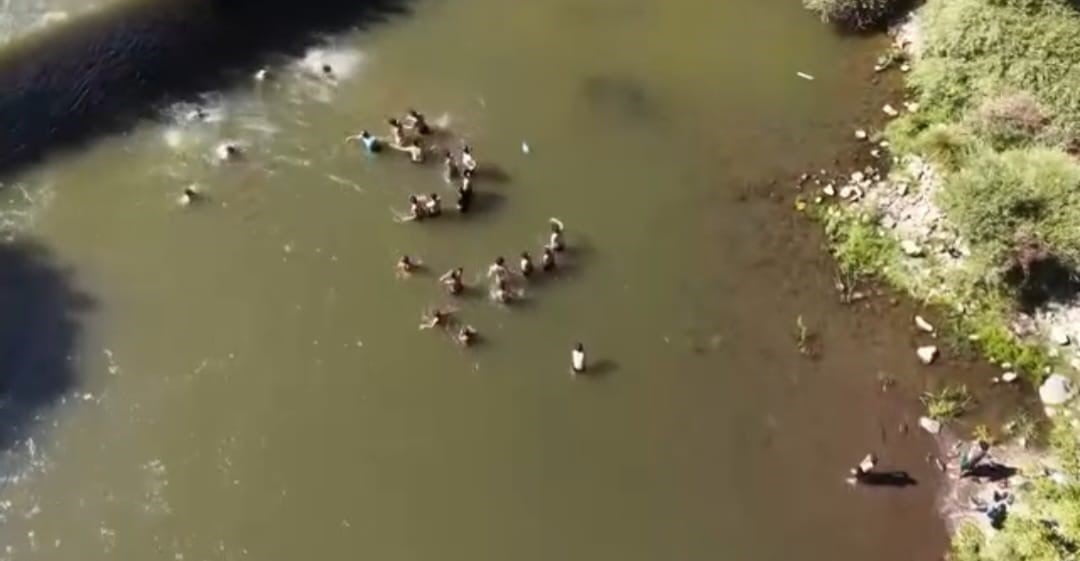 BİNGÖL’DE SUDA KAYBOLAN ŞAHSI VATANDAŞLARIN KURTARMAK İÇİN VERDİĞİ MÜCADELE  ANI DRONLA...