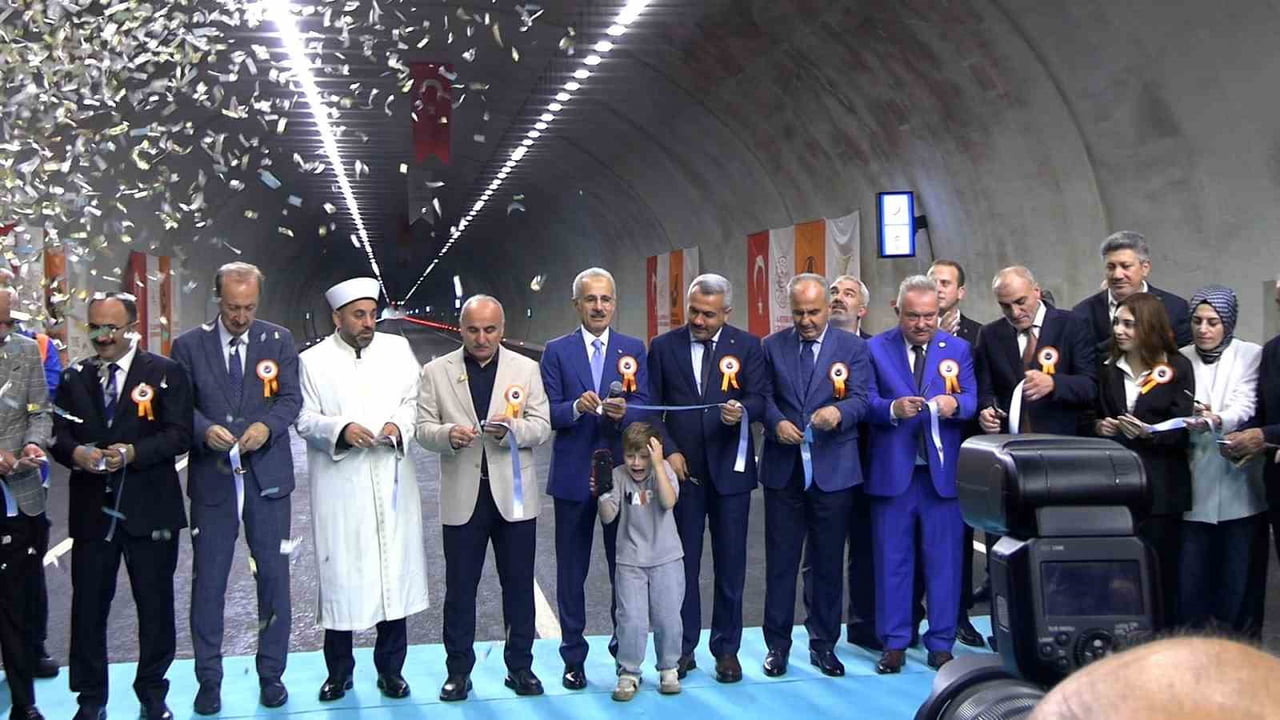 BİR DİZİ ZİYARET VE PROGRAM İÇİN RİZE’YE GELEN ULAŞTIRMA VE ALTYAPI BAKANI ABDULKADİR URALOĞLU...