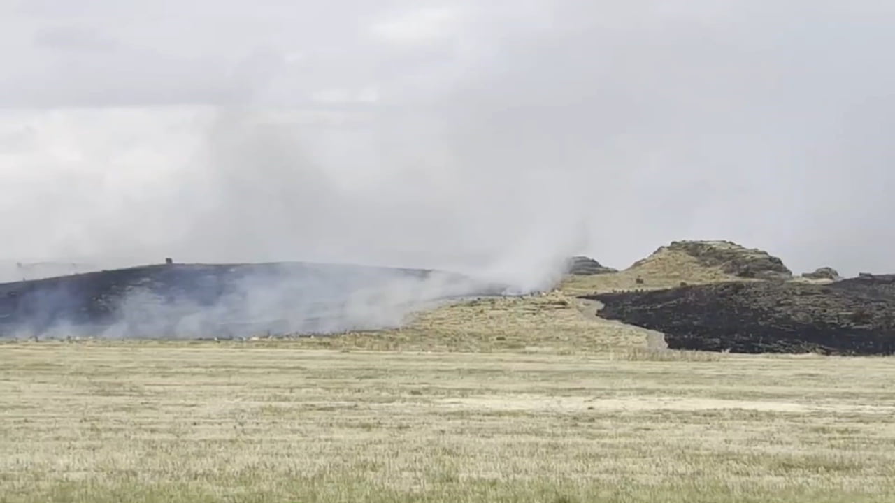 BİTLİS'İN AHLAT İLE TATVAN İLÇELERİ ARASINDA OTLUK ALANDA ÇIKAN YANGIN KORKU DOLU ANLARA NEDEN...