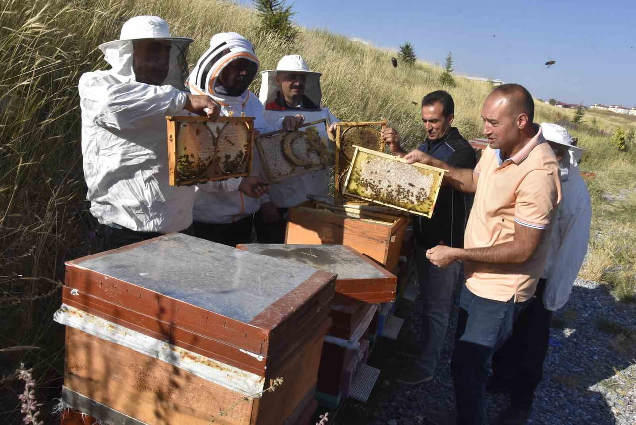 BİTLİS EREN ÜNİVERSİTESİ (BEÜ) BÜNYESİNDE FAALİYET GÖSTEREN ARI VE ARI ÜRÜNLERİ GELİŞTİRME...