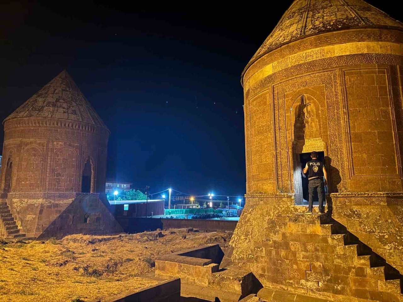 BİTLİS’İN AHLAT İLÇE EMNİYET MÜDÜRLÜĞÜ EKİPLERİ TARAFINDAN TARİHİ VE KÜLTÜREL ALANLARDA DENETİMLER...
