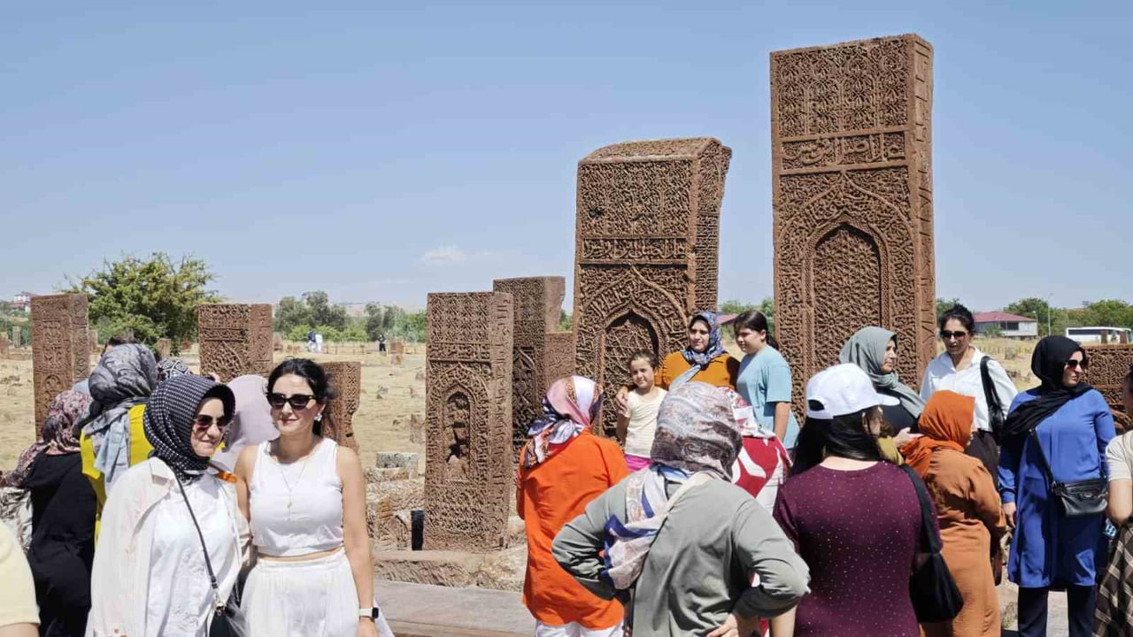 BİTLİS’İN AHLAT İLÇESİNDE BULUNAN VE DÜNYANIN EN BÜYÜK TÜRK-İSLAM MEZARLIKLARINDAN BİRİ OLARAK...