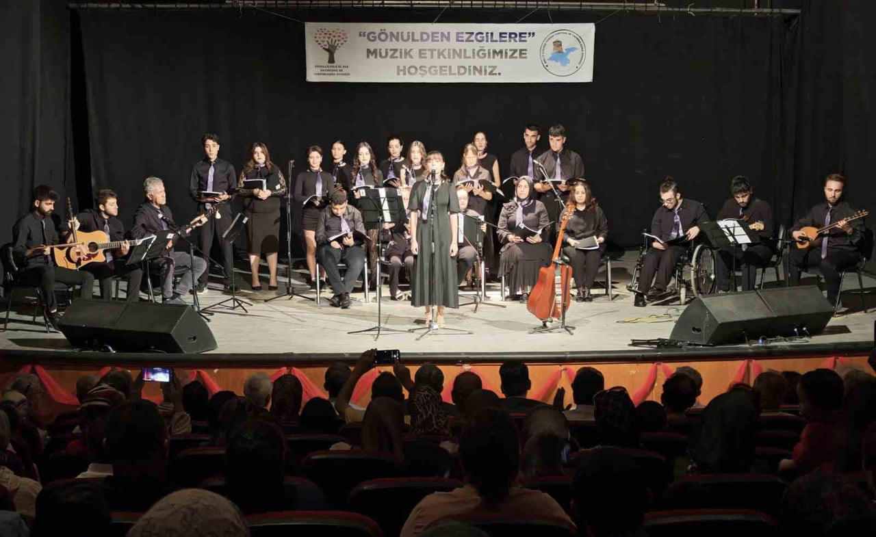 BİTLİS’İN AHLAT İLÇESİNDE ÖZEL BİREYLER, LİSE VE ÜNİVERSİTE ÖĞRENCİLERİNİN AYNI SAHNEDE BULUŞTUĞU...