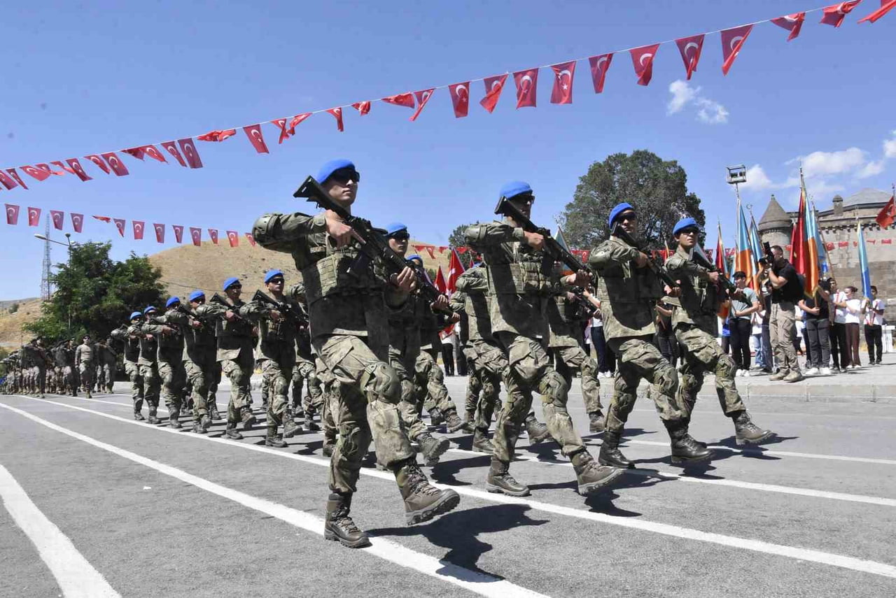 BİTLİS’İN DÜŞMAN İŞGALİNDEN KURTULUŞUNUN 110. YIL DÖNÜMÜ DOLAYISIYLA CUMHURİYET MEYDANI’NDA ÇELENK...