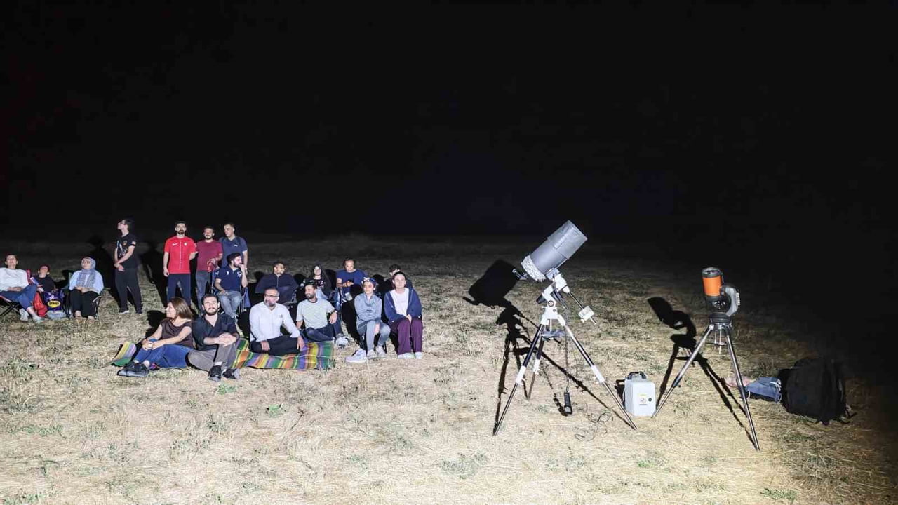 BİTLİS’TE DOĞA VE GÖKYÜZÜ TUTKUNLARI, SON GÜNLERDE DÜZENLENEN METEOR VE UZAY GÖZLEMLERİYLE...