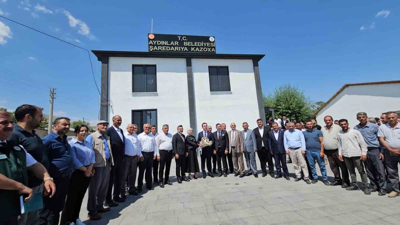 BİTLİS VALİSİ AHMET KARAKAYA, ADİLCEVAZ'DA ÇİFTÇİLERLE BULUŞTU, AYDINLAR BELDESİ'NDEKİ HİZMETLERİ...