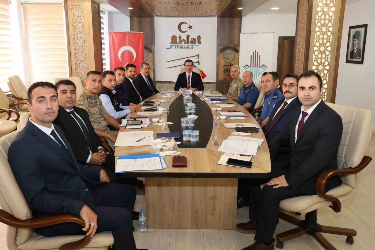 BİTLİS VALİSİ AHMET KARAKAYA BAŞKANLIĞINDA 1071 MALAZGİRT ZAFERİ’NİN YIL DÖNÜMÜ VE 'AHLAT...