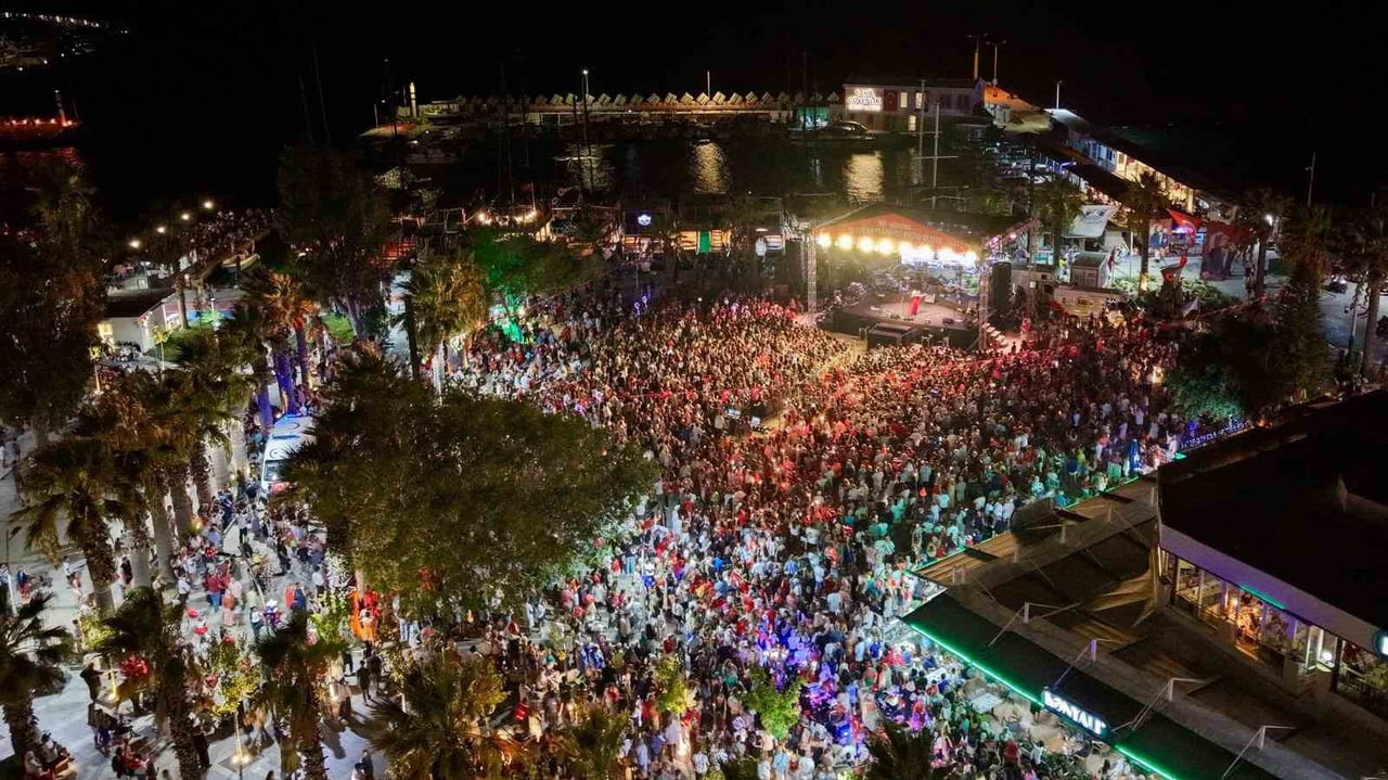 BODRUM'DA BİNLERCE KİŞİ BAYRAMI KUTLADI