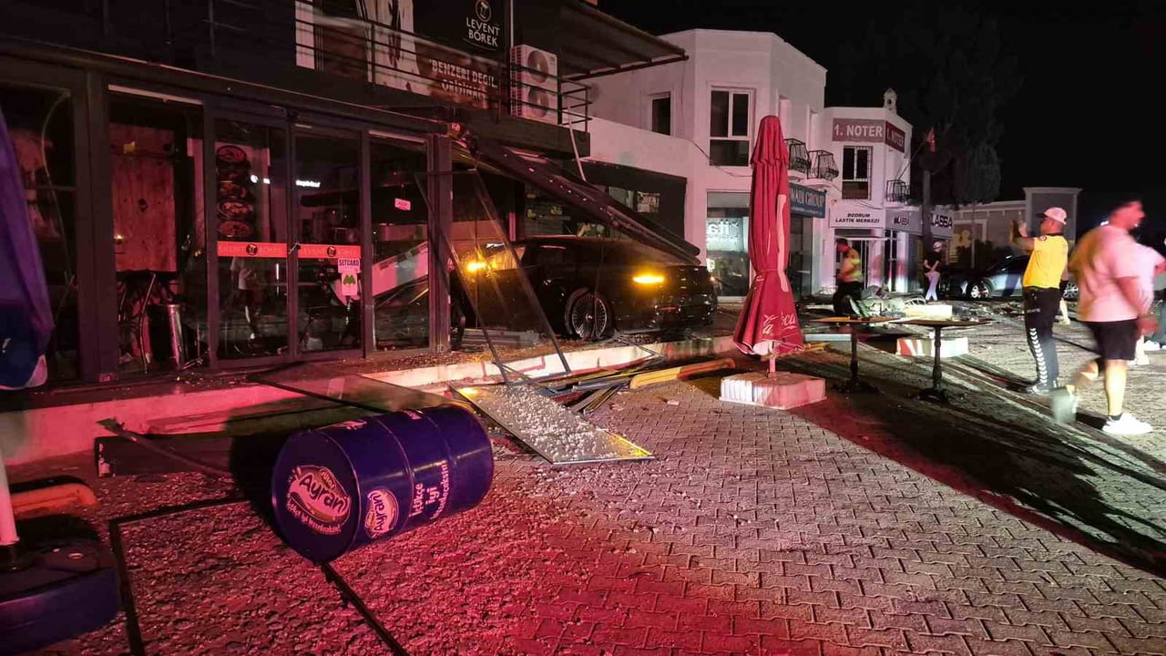 BODRUM İLÇESİNDE KAVŞAĞA SÜRATLİ GİREN LÜKS OTOMOBİL BÖREKÇİYE DALARKEN, KAZADA 2 KİŞİ...