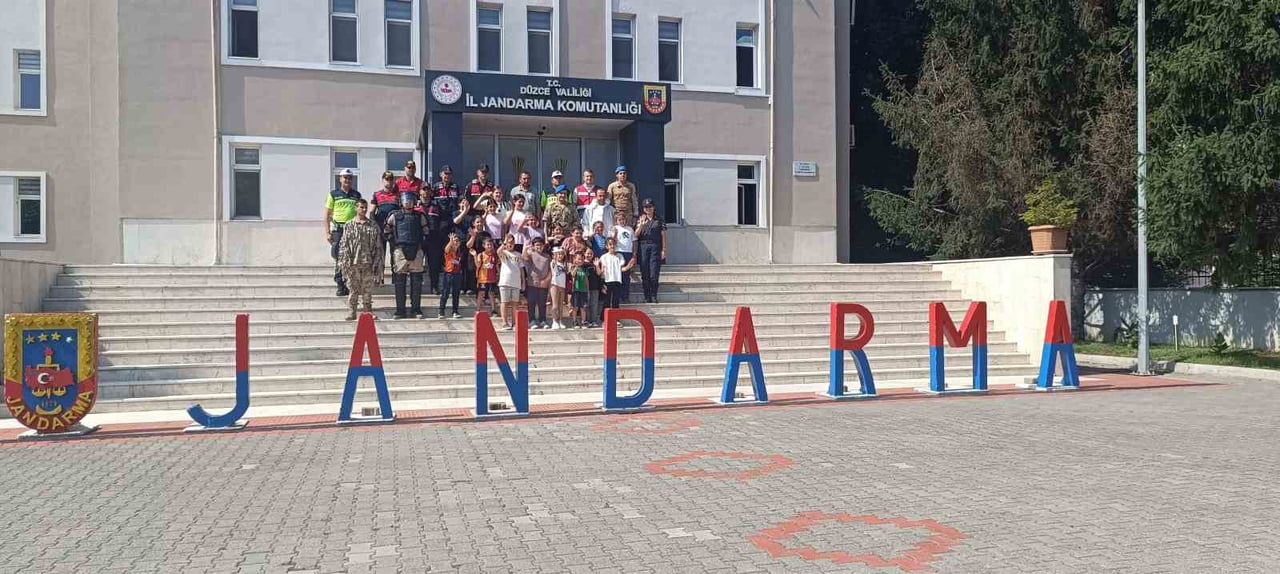 BOĞAZİÇİ GENÇ OFİS YAZ KULÜBÜ ÖĞRENCİLERİ, DÜZCE İL JANDARMA KOMUTANLIĞINI ZİYARET EDEREK...