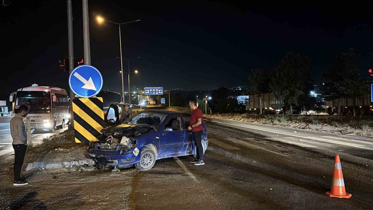 BOLU'DA D-100 KARA YOLUNDA KIRMIZI IŞIKTA DÖNÜŞ YAPMAK İSTEYEN OTOMOBİLİN KAMYONLA ÇARPIŞMASI...