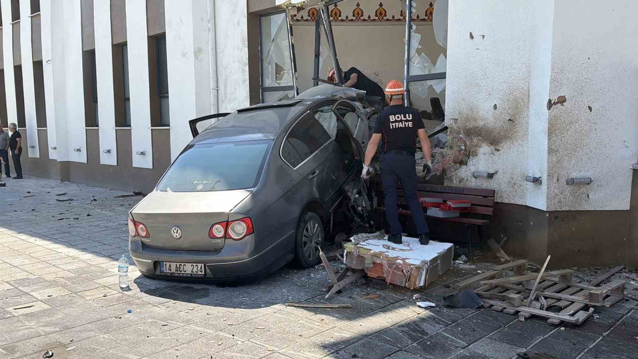 BOLU'DA PARK HALİNDEKİ OTOMOBİLE ÇARPAN OTOMOBİL, YAKLAŞIK 84 METRE İLERLEDİKTEN SONRA CAMİNİN...