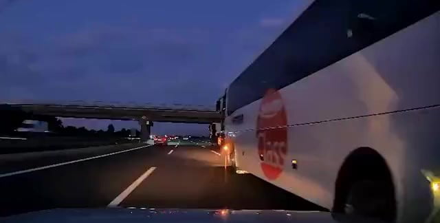 BOLU'DA, TEM OTOYOLU'NDA ŞERİT DEĞİŞTİREN YOLCU OTOBÜSÜ, BİR OTOMOBİLİN BARİYERLERE ÇARPMASINA...