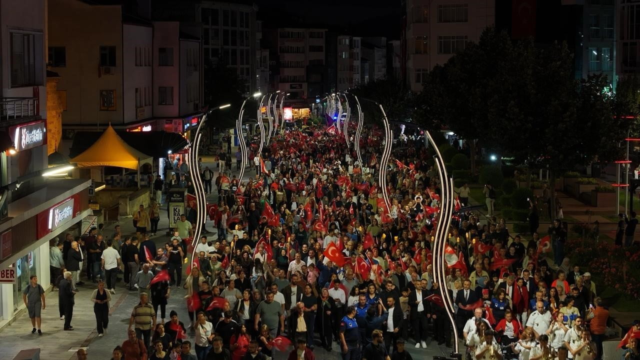 BOLU’DA 30 AĞUSTOS ZAFER BAYRAMI’NIN 104’ÜNCÜ YIL DÖNÜMÜ DOLAYISIYLA DÜZENLENEN FENER ALAYINDA...