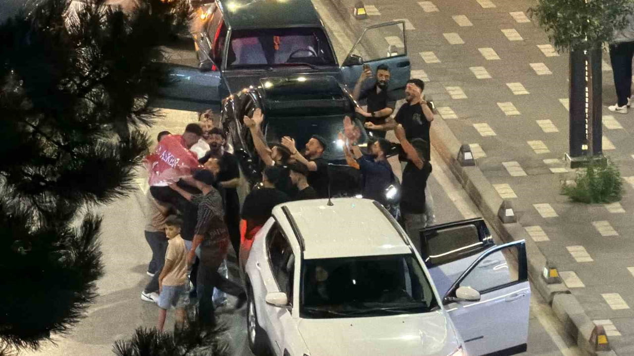 BOLU’DA ASKER UĞURLAMASI İÇİN KONVOY OLUŞTURAN GRUP, ARAÇLARINI TEK ŞERİTLİ CADDEDE DURDURARAK...