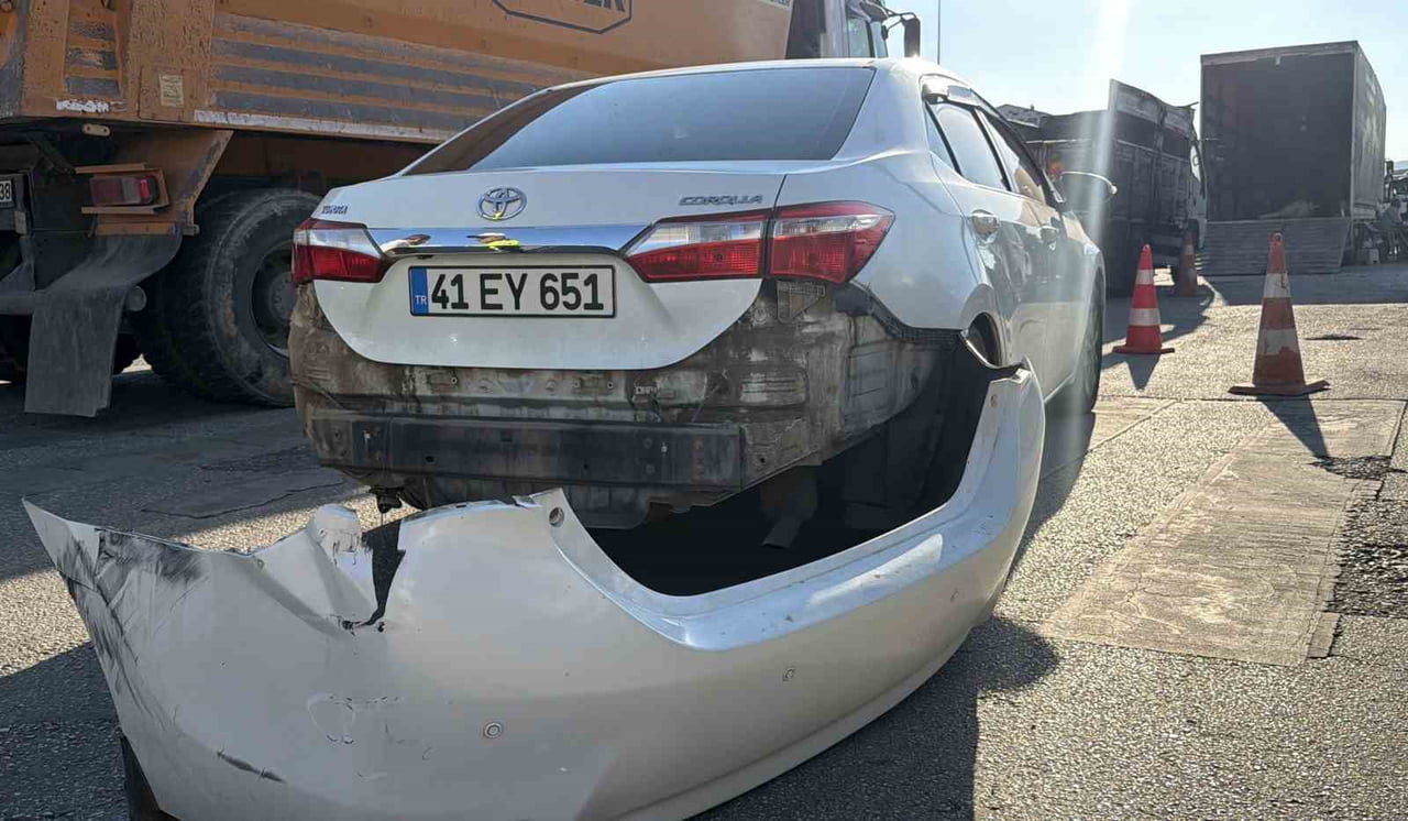 BOLU’DA, D-100 KARA YOLUNDA AYNI YÖNDE İLERLEYEN KAMYON İLE OTOMOBİLİN ÇARPIŞTIĞI KAZADA YARALANAN...