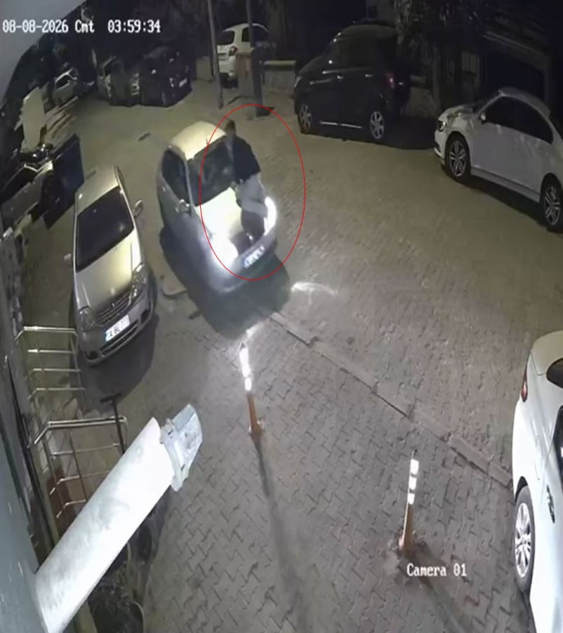 BOLU’DA HAREKET HÂLİNDEKİ OTOMOBİLİN KAPUTUNDA YOLCULUK YAPAN KİŞİ, GÜVENLİK KAMERASINA...