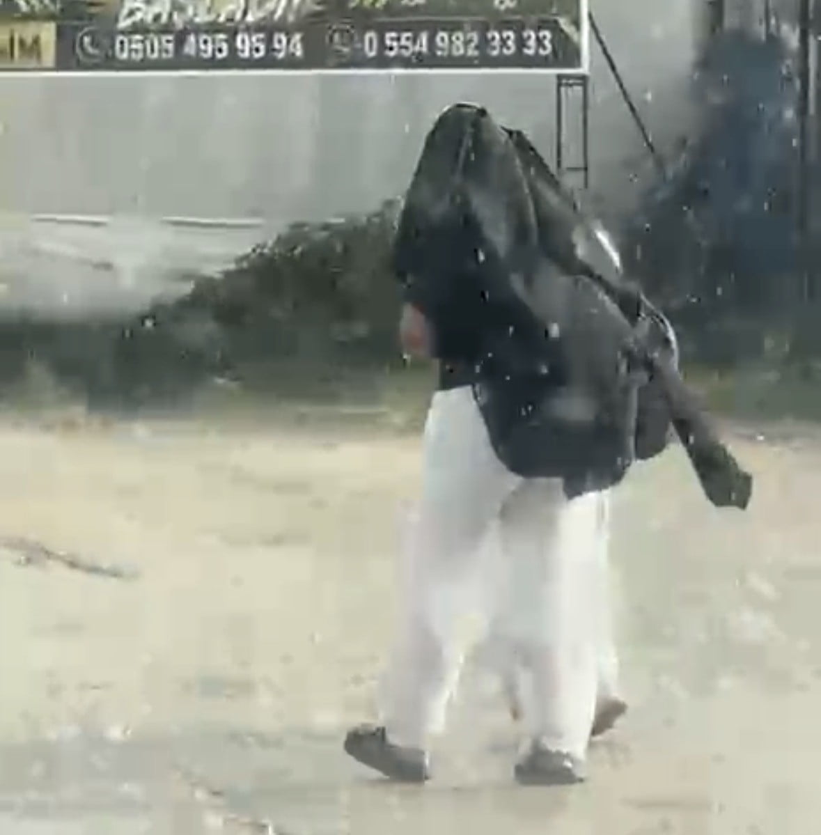 BOLU’DA HAVA SICAKLIĞININ 30 DERECEYE ULAŞTIĞI BUNALTICI HAVADA ANİDEN BASTIRAN YAĞMUR, KENT...