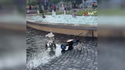 Bolu’da tehlikeli serinlik: Yasağa ve elektrik akımına aldırış etmeden süs havuzunda...