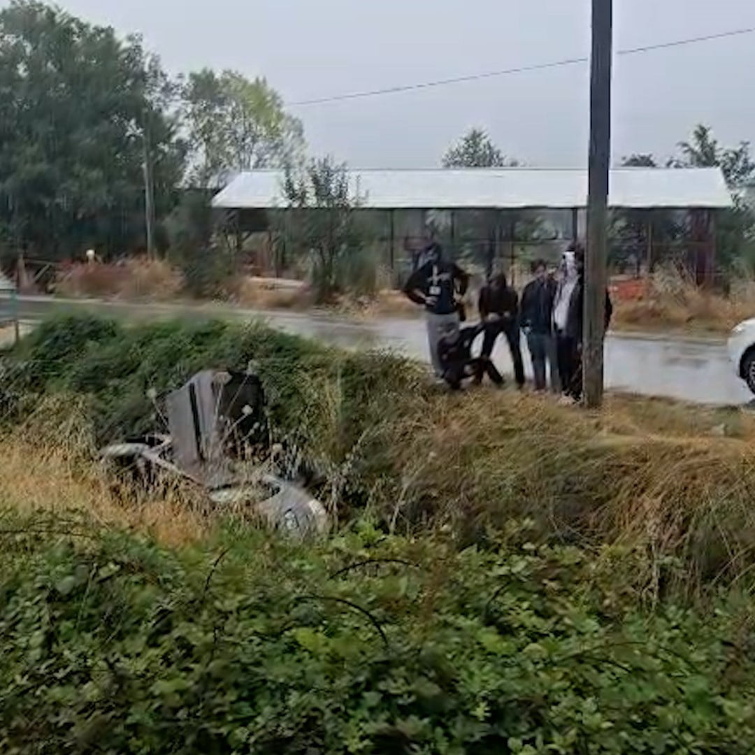 BOLU’DA YAĞIŞLI HAVADA SÜRÜCÜSÜNÜN DİREKSİYON HAKİMİYETİNİ KAYBETTİĞİ OTOMOBİL, SULAMA KANALINA...