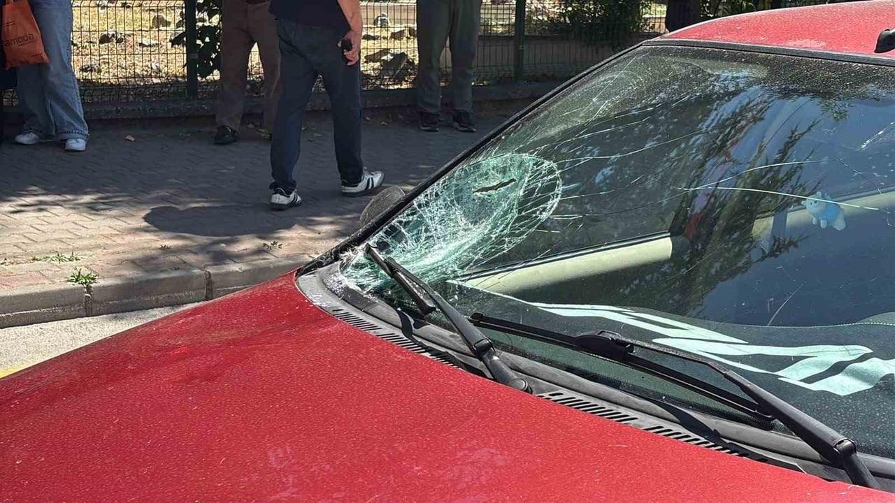 BOLU’DA YOLUN KARŞISINA GEÇMEYE ÇALIŞAN YAŞLI ADAM, OTOMOBİLİN ÇARPMASI SONUCU YARALANDI.