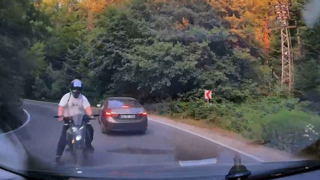 BOLU-GÖLCÜK TABİAT PARKI YOLUNDA VİRAJI ALAMAYAN MOTOSİKLETİN OTOMOBİLE ÇARPMA ANI SANİYE SANİYE...