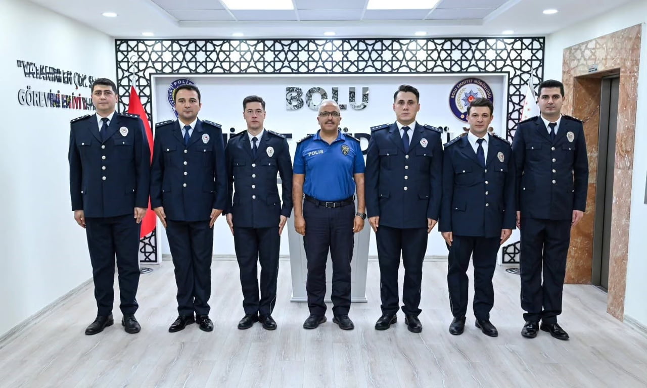 BOLU İL EMNİYET MÜDÜRLÜĞÜ’NDE DÜZENLENEN TÖRENDE, BAŞKOMİSER RÜTBESİNE TERFİ EDEN PERSONELE YENİ...