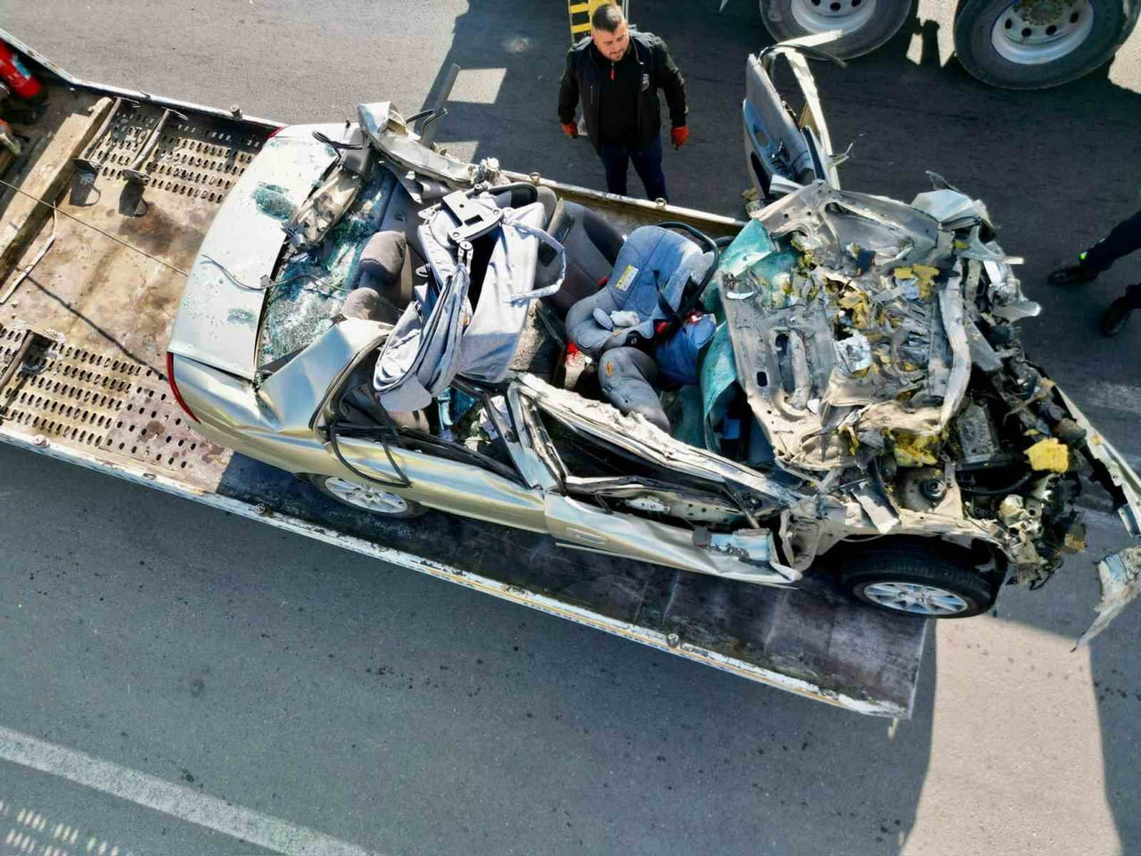 BOLVADİN İLÇESİNDE OTOMOBİLİN ÖNÜNDE SEYREDEN TIRA ARKADAN ÇARPMASI SONUCU MEYDANA GELEN FECİ...