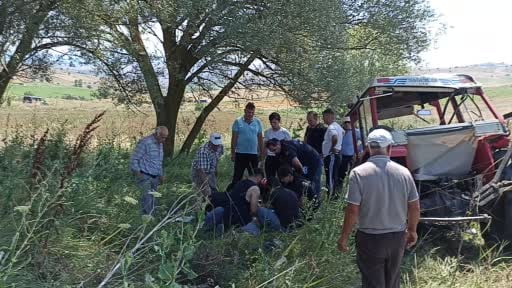 Buğday yüklü traktör devrildi, sürücü yaralandı