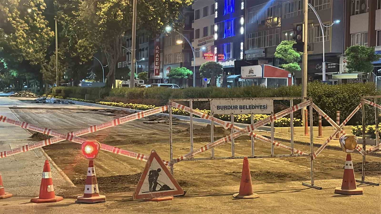BURDUR'DA GECE SAATLERİNDE BAŞLATILAN YAMA ÇALIŞMASI, ÇEVREDEN GELEN GÜRÜLTÜ İHBARLARI ÜZERİNE...