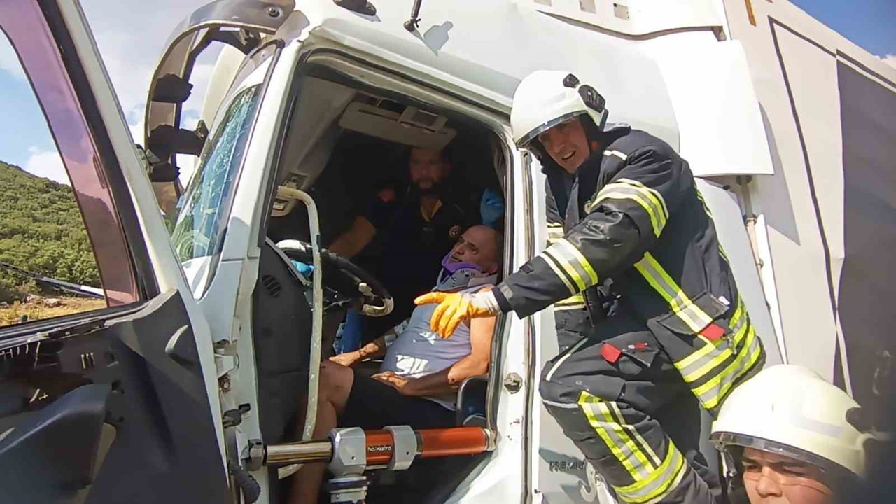 BURDUR'DA İKİ TIRIN ÇARPIŞMASI SONUCU MEYDANA GELEN TRAFİK KAZASINDA 1 KİŞİ YARALANIRKEN ARAÇ...