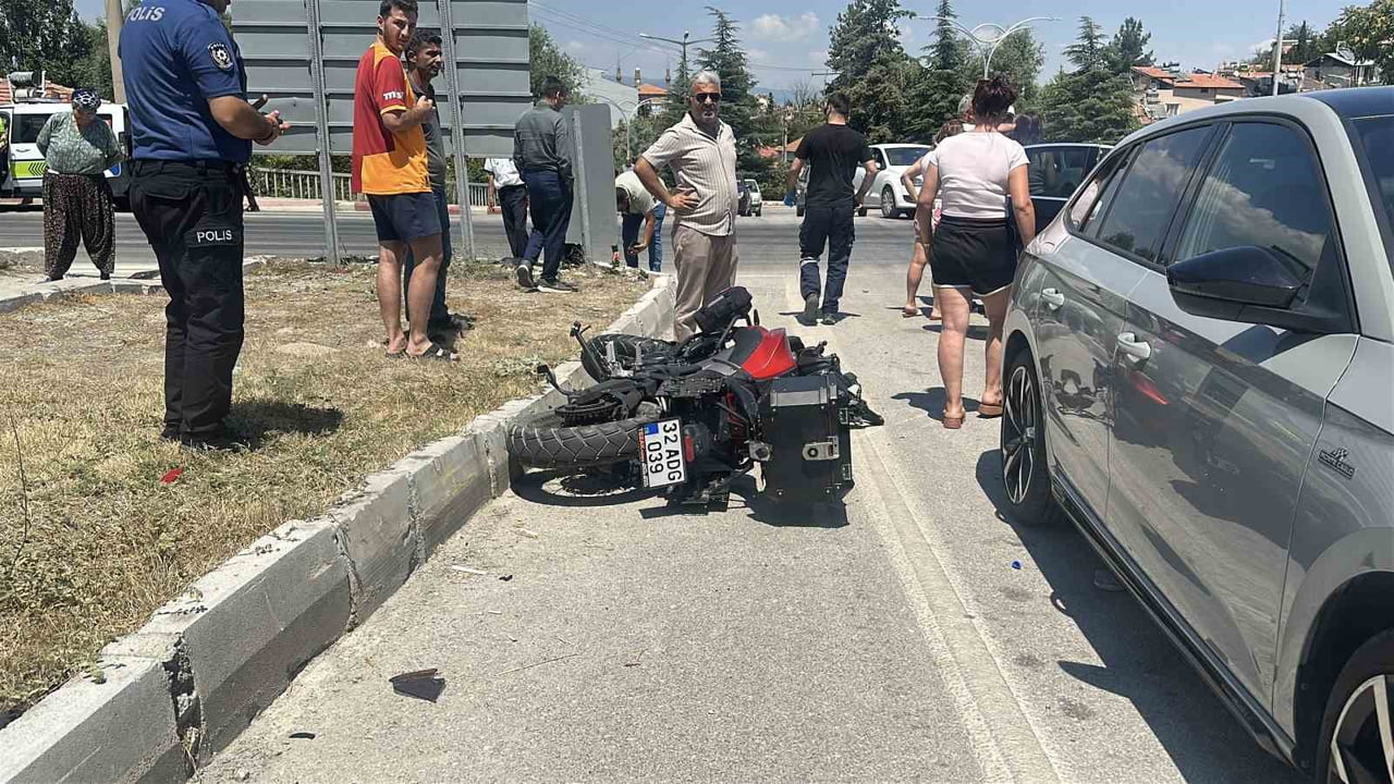 BURDUR'DA KAVŞAKTA MOTOSİKLET İLE OTOMOBİLİN ÇARPIŞMASI SONUCU 1 KİŞİ YARALANDI.