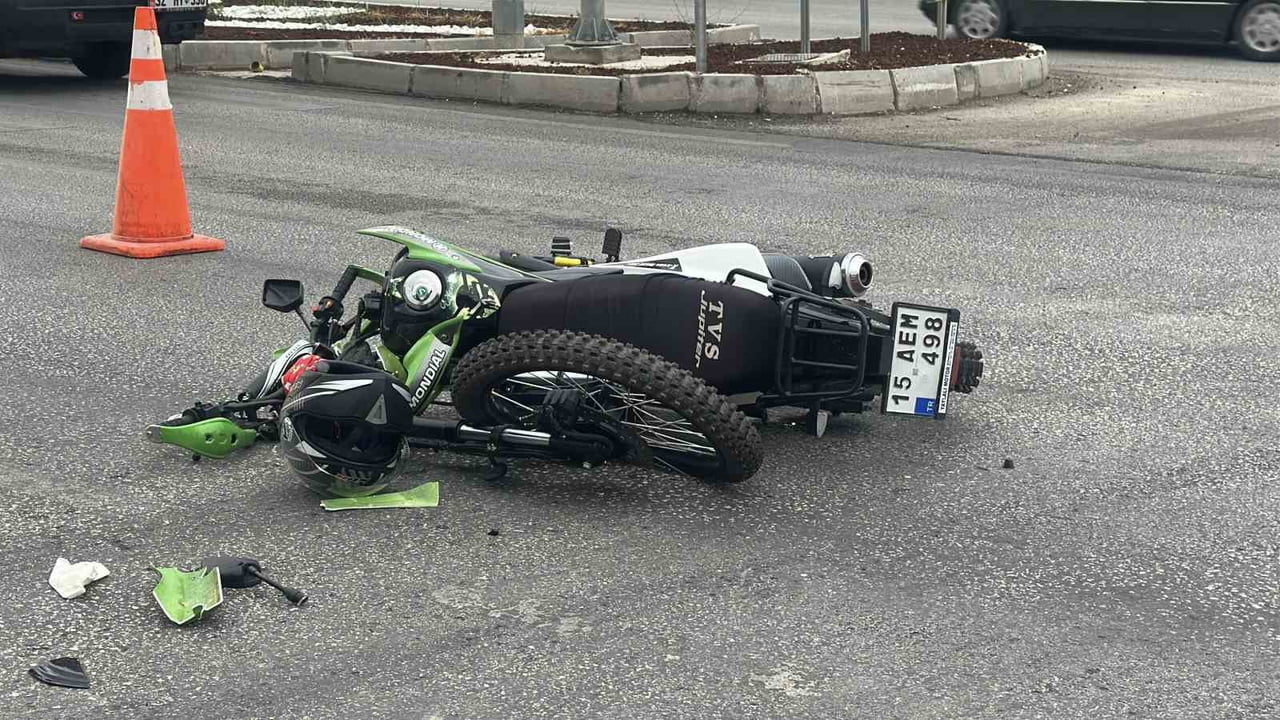 BURDUR'DA OTOMOBİL İLE MOTOSİKLETİN ÇARPIŞMASI SONUCU MEYDANA GELEN TRAFİK KAZASINDA MOTOSİKLET...