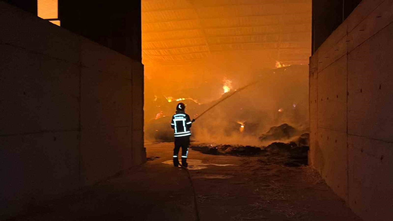 BURDUR’DA BİR ÇİFTLİKTE GECE SAATLERİNDE ÇIKAN YANGIN, GECEYİ AYDINLATIRKEN İTFAİYE EKİPLERİ...